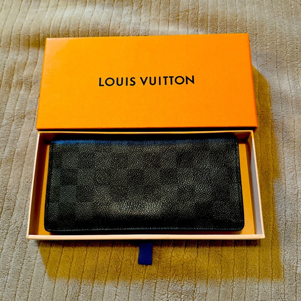 Louis Vuitton Damier Graphite Brazza Long
Bifold Unisex Wallet